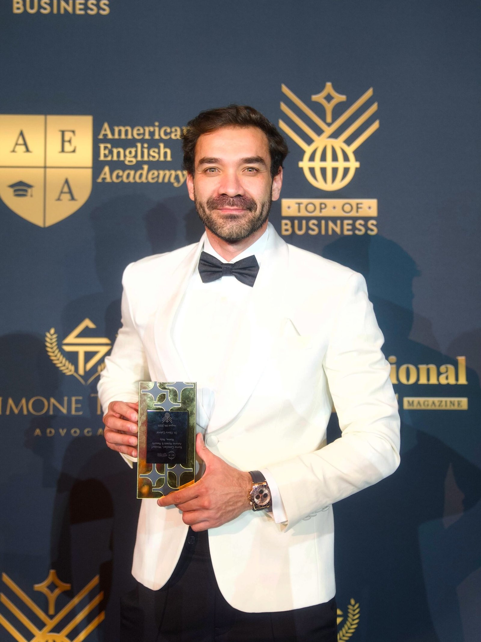 Dr. Djory Cabral recebendo premiação da American English Academy em Roma
