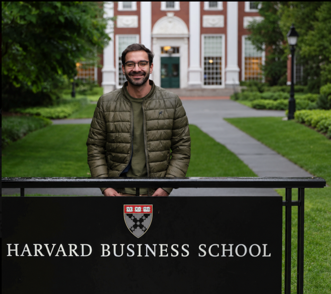 Dr. Djory Cabral em frente à Harvard Business School
